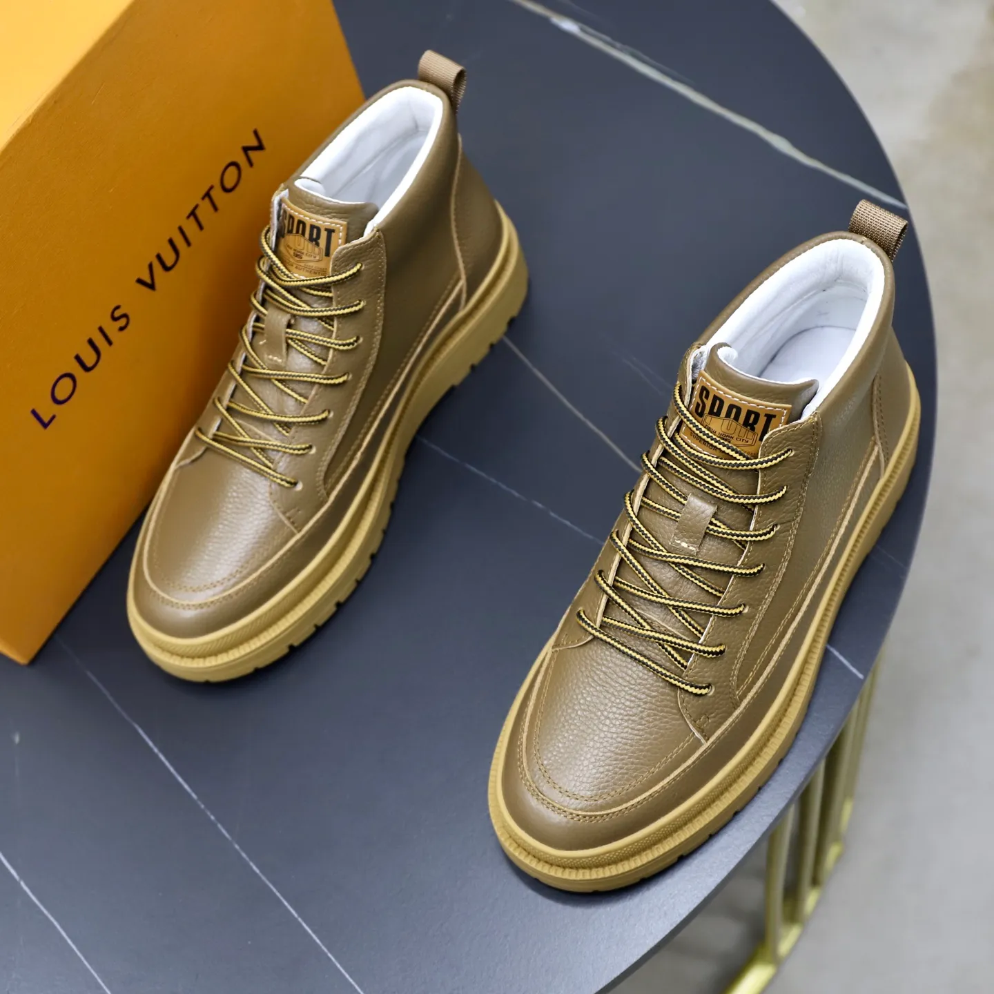 Ex-factory price: 460💰🙅‍♂️🙅‍♂️🙅‍♂️ Brand: LV Louis Vuitton Standard code: 38–44 (45 can be customized) Grade: Same as the official website Material: Original cowhide fabric Comfortable pigskin lining Lightweight wear-resistant outsole Style category: Men's fashion casual shoes and boots Running sneakers Distinguished luxury brand elements Top luxury Color: actual picture color